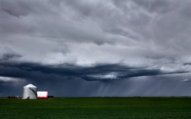 Çayır fırtına bulutları Saskatchewan Kanada kırsal ortamda