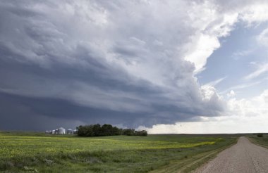 Çayır fırtına bulutları Saskatchewan Kanada kırsal ortamda