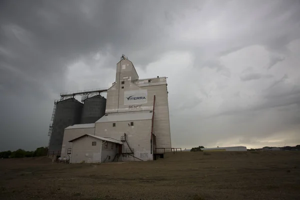 Prairie Tempestade Nuvens Saskatchewan Canadá Elevador Grãos — Fotografia de Stock