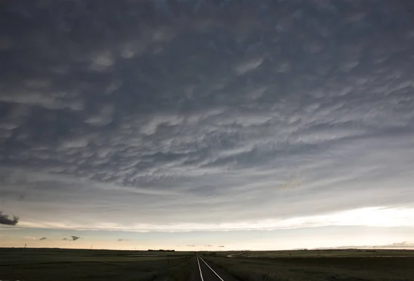 サスカチュワン カナダ乳房で草原の嵐の雲 — ストック写真