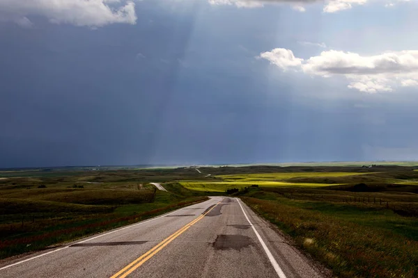 草原风暴云彩在萨斯喀彻温省加拿大农村设置 — 图库照片