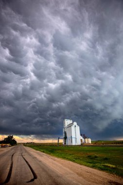 Çayır fırtına bulutları Saskatchewan Kanada tahıl Asansör