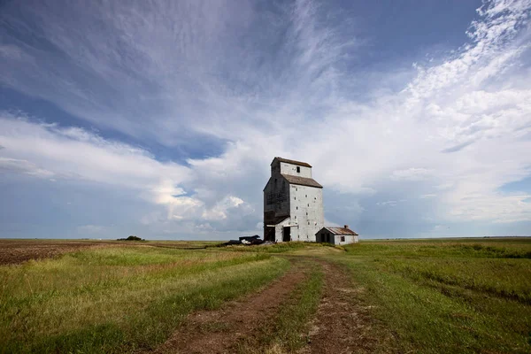 草原の嵐雲サスカチュワン カナダ穀物エレベーター — ストック写真