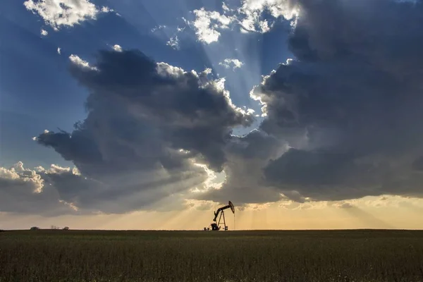 草原の嵐雲サスカチュワン油ポンプ ジャック — ストック写真