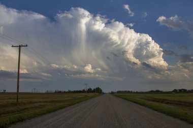 Prairie fırtına bulutları Saskatchewan Kanada arazi