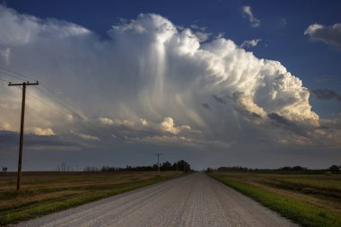 Prairie fırtına bulutları Saskatchewan Kanada arazi