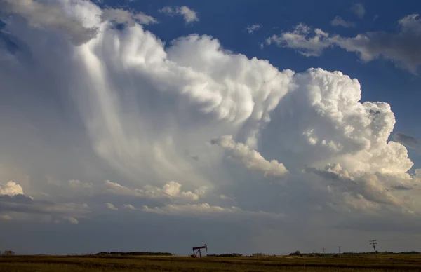 Саскачеванская Ферма Прерийском Штормовом Облаке — стоковое фото
