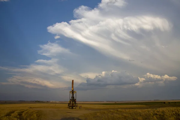 Prairie Chmury Burzowe Saskatchewan Oleju Pompy Jack — Zdjęcie stockowe