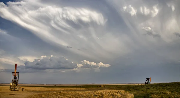 Jack Αντλία Πετρελαίου Σύννεφα Καταιγίδας Saskatchewan Λιβάδι — Φωτογραφία Αρχείου
