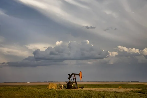 Prairie Molnen Saskatchewan Olja Pump Jack — Stockfoto