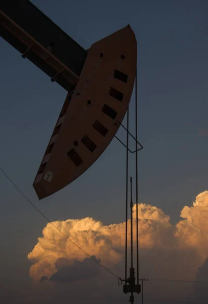 Саскачеванский Нефтяной Насос Prairie Storm Clouds — стоковое фото