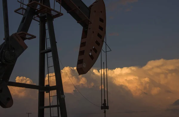 Çayır Fırtına Bulutları Saskatchewan Petrol Pompa Jack — Stok fotoğraf