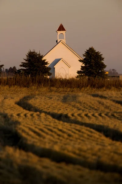 サスカチュワン カナダの風景に古い田舎の教会 — ストック写真