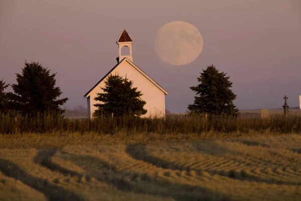 Igreja Velho País Saskatchewan Lua Cheia Colheita — Fotografia de Stock