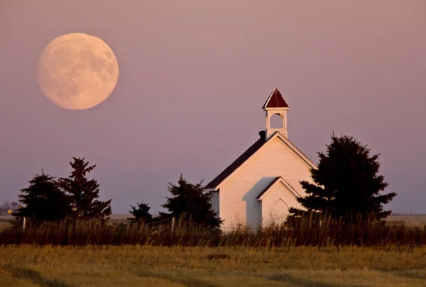 Starý Vesnický Kostel Saskatchewan Plné Harvest Moon — Stock fotografie