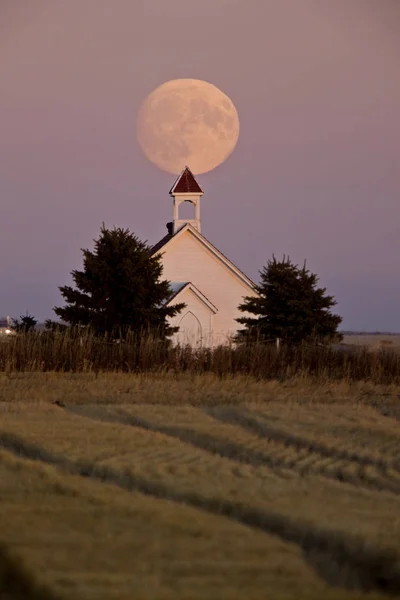 Land Van Oude Kerk Saskatchewan Volledige Oogst Maan — Stockfoto