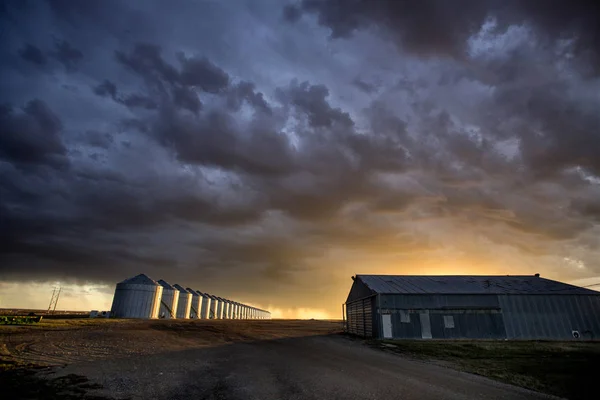 Prairie storm wolken zonsondergang — Stockfoto