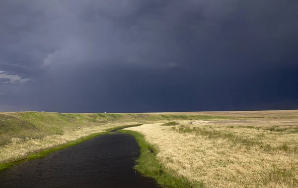 Nubes de tormenta de pradera —  Fotos de Stock