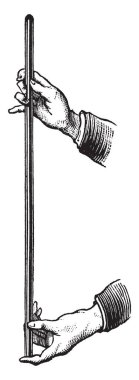 Bir karanlık sıvı, vintage çizgi çizme veya oyma illüstrasyon ile dolu bir cam tüp holding eller.