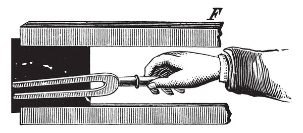 Handen Håller Formad Stämgaffel Vintage Linje Ritning Eller Gravyr Illustration — Stock vektor
