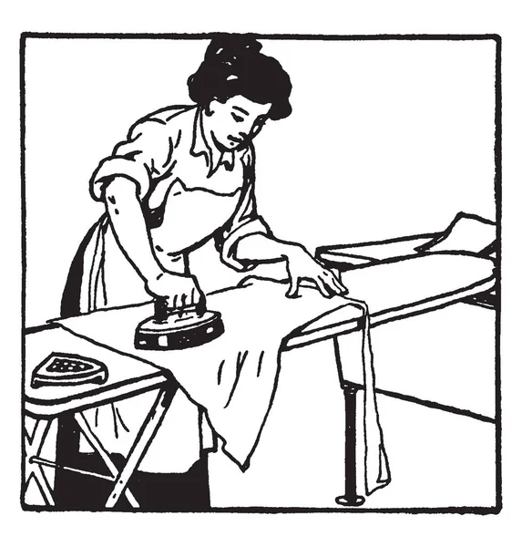 Een Vrouw Strijkservice Kleding Vintage Lijntekening Gravure Van Illustratie — Stockvector