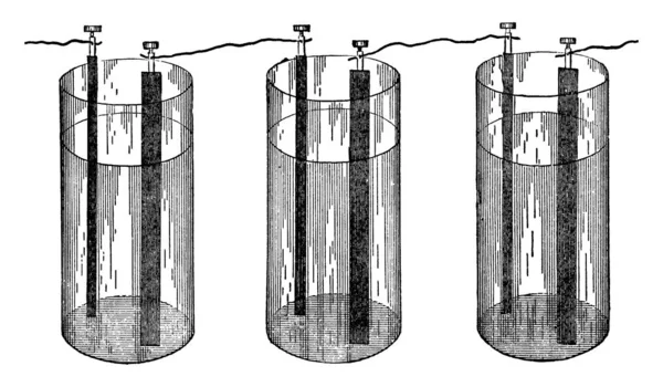 直列接続の複数のバッテリセルで 1つのバッテリの負の端が次の正の端に接続されている場合 ヴィンテージライン図面または彫刻図 — ストックベクタ