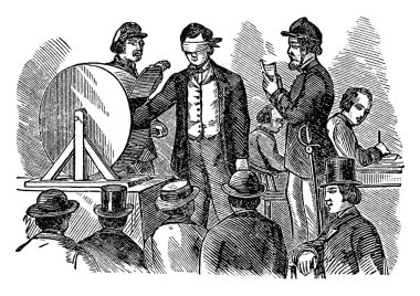 Erkekler palto giyer, bir adam tekerleği açar. Diğerleri izlerken, diğeri elini içine sokar. Klasik çizim ya da gravür..