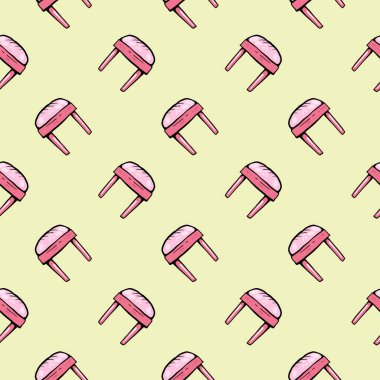 Küçük pembe sandalyeler, açık sarı arka planda pürüzsüz desenler.