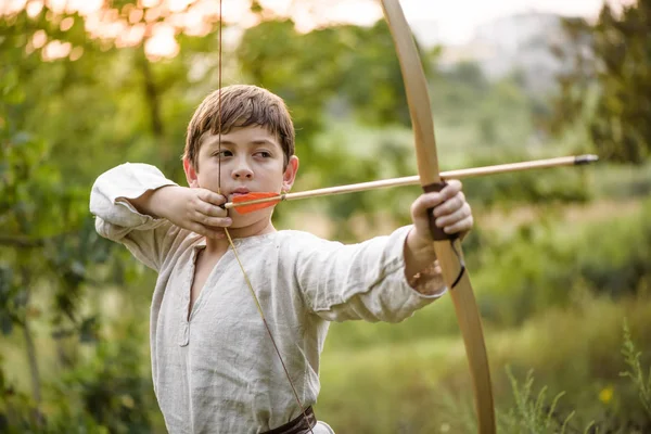 Junge Mit Traditionellem Bogen Macht Sich Bereit Für Das Schießen — Stockfoto