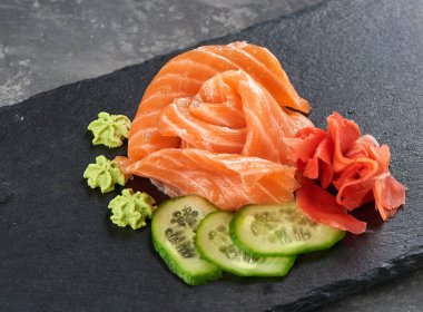 Siyah masa üzerinde kahverengi Japon geleneksel çanak somon çiğ sashimi. Kapalı.