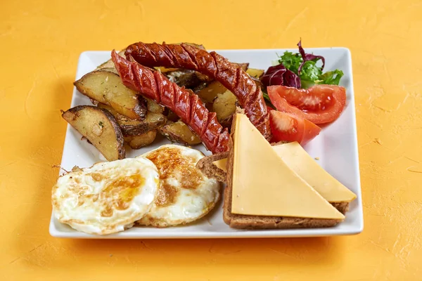 계란, 감자와 소시지의 왕성한 아침 식사 — 스톡 사진