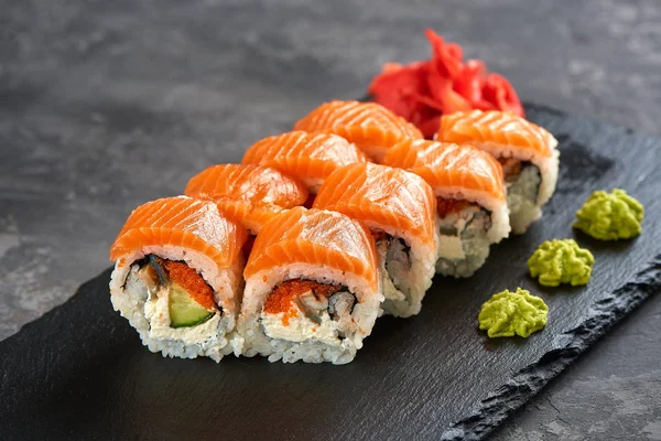 Rolo de sushi califórnia com salmão — Fotografia de Stock