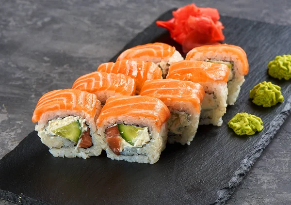 Sushi z Philadelphia roll z łososiem, krewetkami, awokado, serem śmietankowym. Menu z sushi. Jedzenie japońskie. — Zdjęcie stockowe