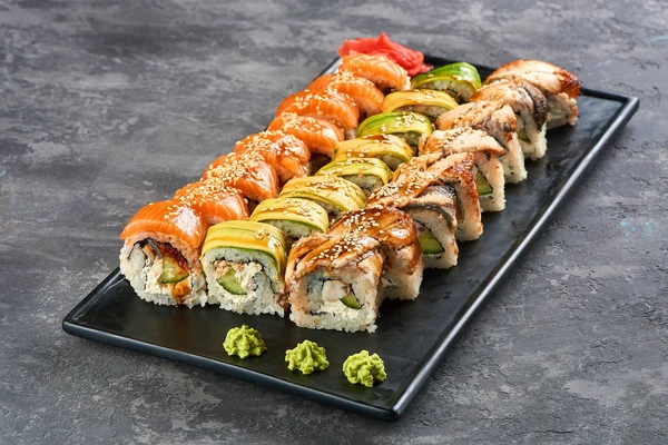 Smok zestaw Sushi Roll. Zielony, czerwony, złoty z awokado, łosoś i węgorz — Zdjęcie stockowe