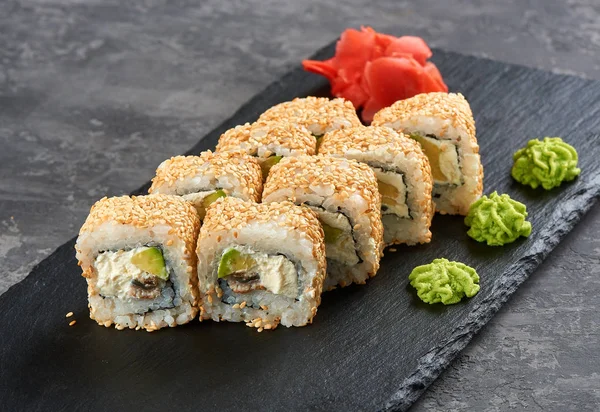 Maki sushi bitar kollektion med laxrom, rökt ål, gurka, färskost, sesam, avokado — Stockfoto