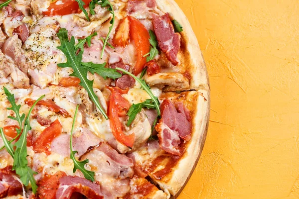 Pizza mit Fleisch und Käse auf gelbem Hintergrund — Stockfoto