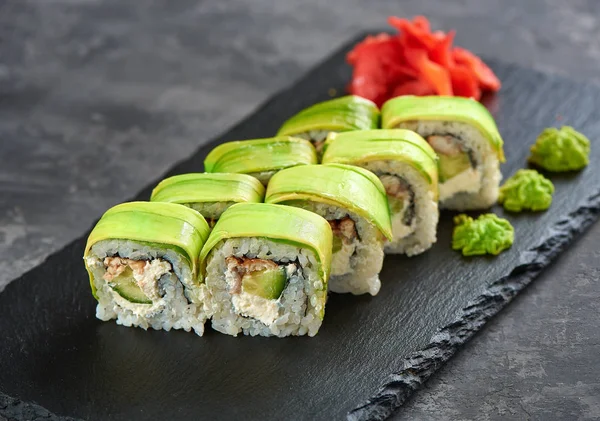 Rolo de sushi de dragão verde com enguia e abacate — Fotografia de Stock