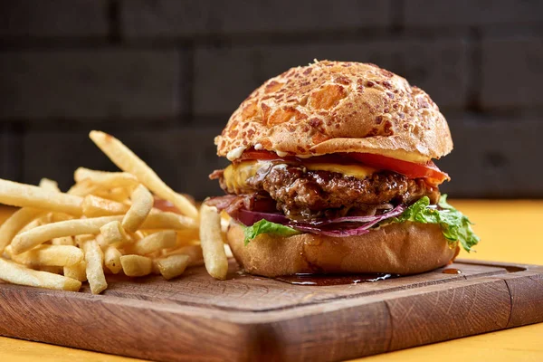 Hambúrguer com anéis de cebola, queijo e molho jack daniels — Fotografia de Stock