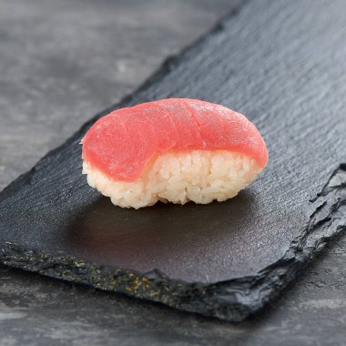 düşük açıdan siyah bir çanak üzerinde tuna nigiri suşi
