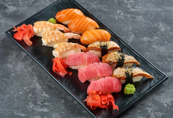 Sushi Set gunkan, nigiri e rolos — Fotografia de Stock