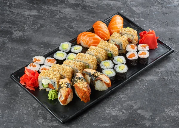 Sushi Set gunkan, nigiri e rolos — Fotografia de Stock