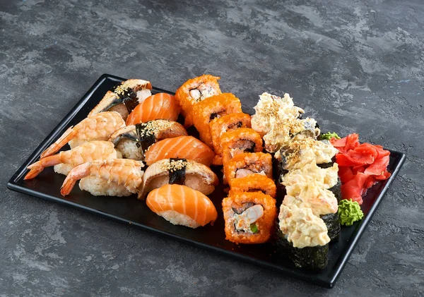 Sushi gunkan, nigiri i rolkach — Zdjęcie stockowe