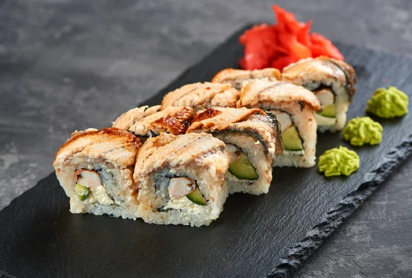 Maki sushi bitar kollektion med laxrom, rökt ål, gurka, färskost, sesam, avokado — Stockfoto