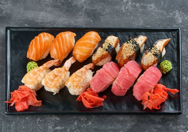 Sushi Set gunkan, nigiri e rolos — Fotografia de Stock