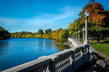 Sonbaharda Saint-Hyacinthe 'deki Yamaska nehri boyunca yürü.