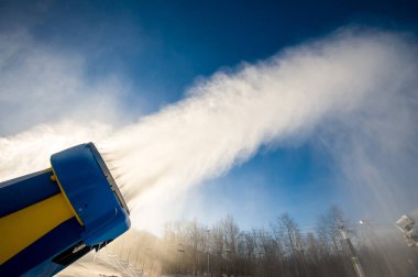 Alp kayak pistinin kenarında kar topu eylemde.