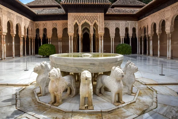 Palacio de los Leonas, Aslanlar Sarayı 12 aslan çeşmeli Alhambra İspanya