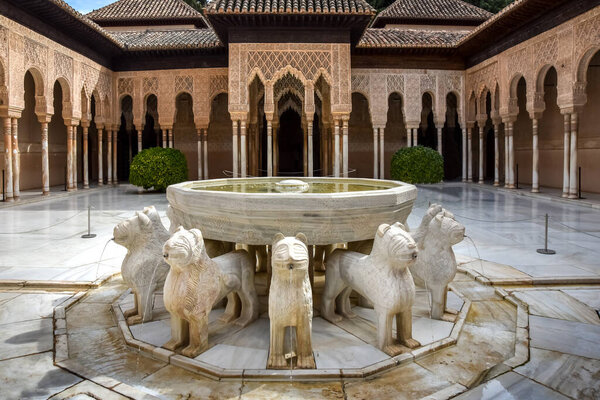Palacio de los Leonas, Двор Львов с фонтаном из 12 львов Alhambra Spain
