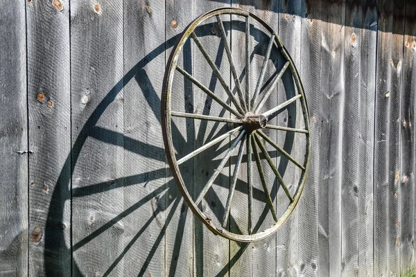 Ombrage Des Roues Bois Sur Mur Planches Une Grange — Photo