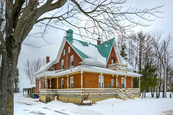 Quebec 'te bir köy sırasındaki tipik eski Kanadalı evi